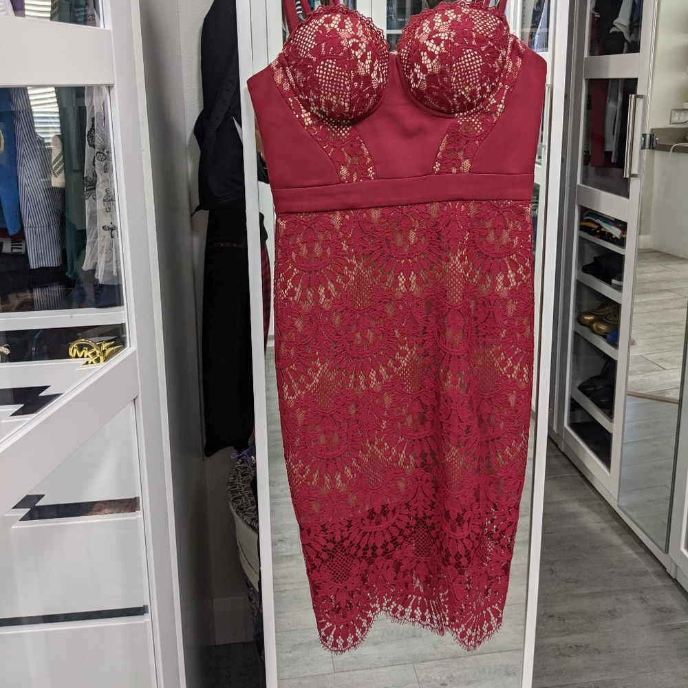 Bebe dress with lace